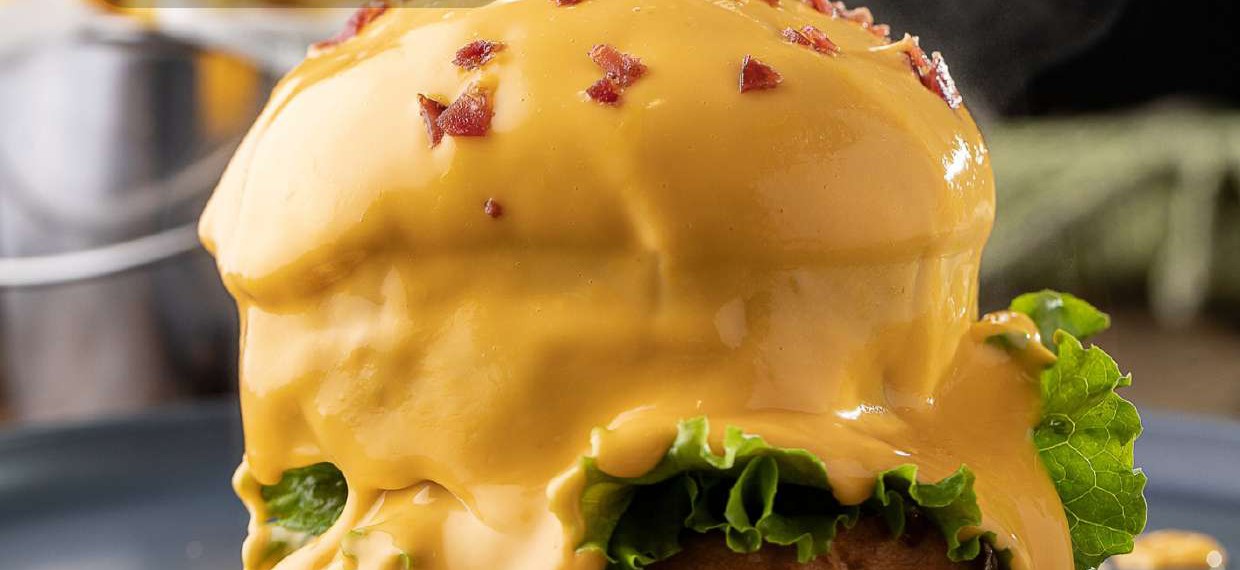 Burger con salsa cheddar