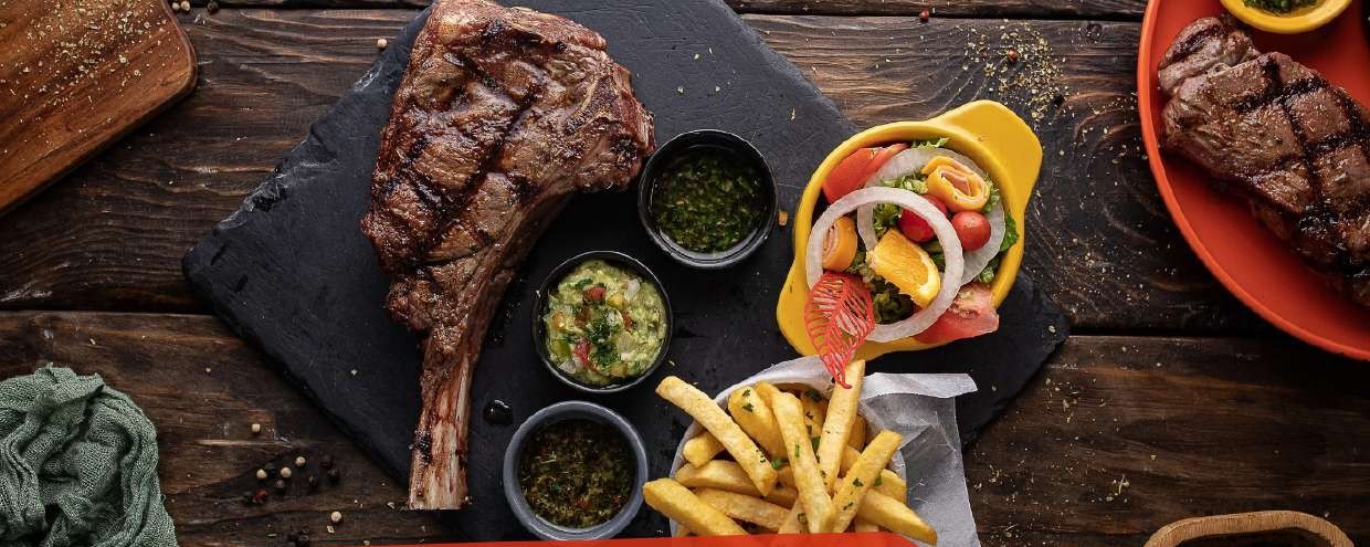 Tomahawk a la parrilla recién servido en Sabores Grill