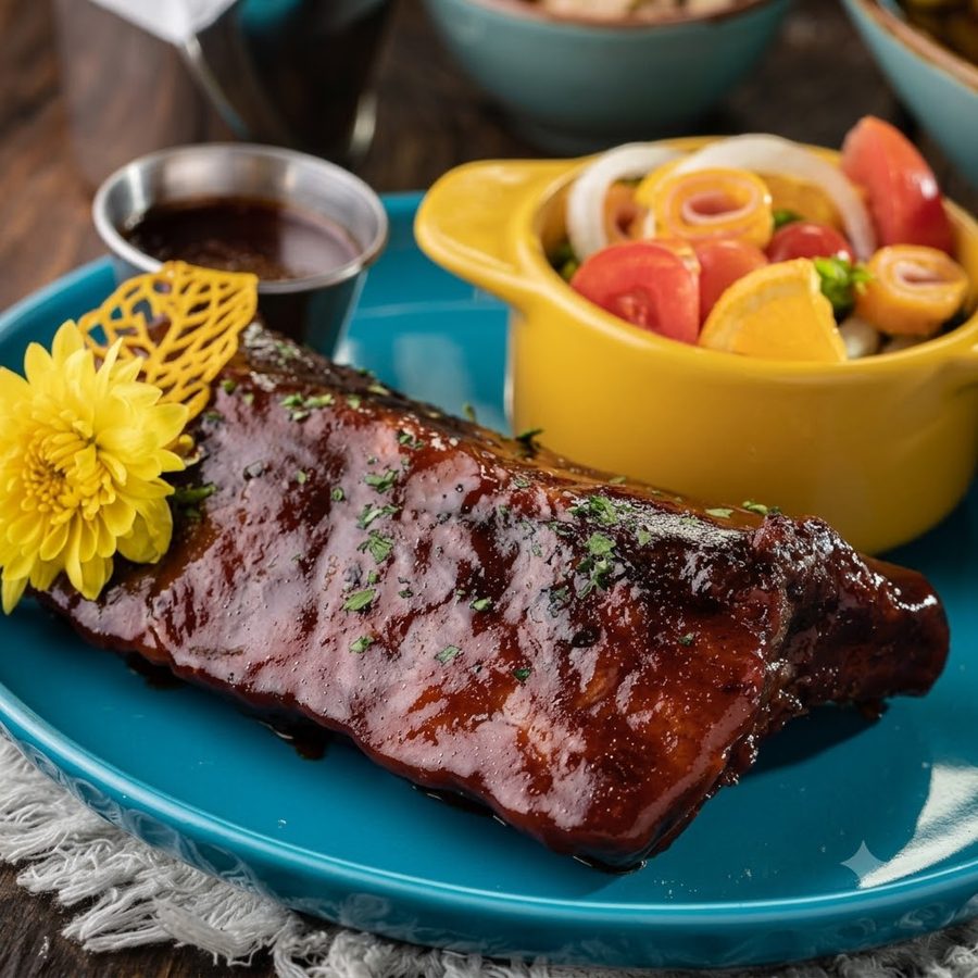 Costillas BBQ bañadas en salsa