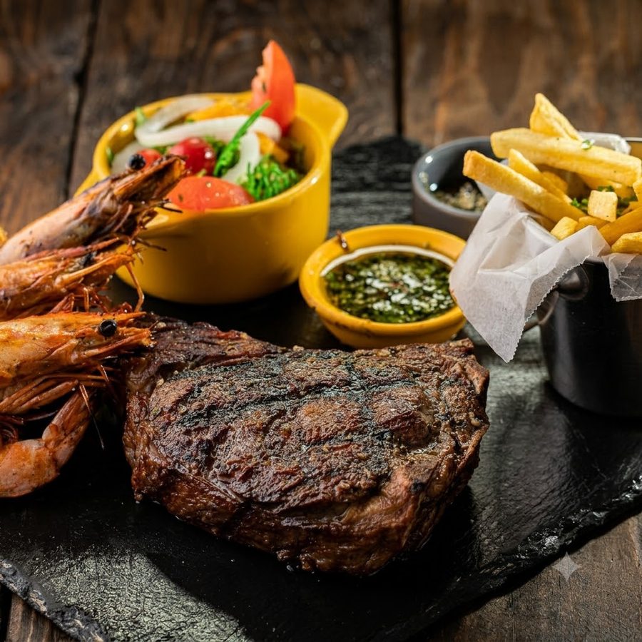 Ribeye con tres langostinos a la parrilla